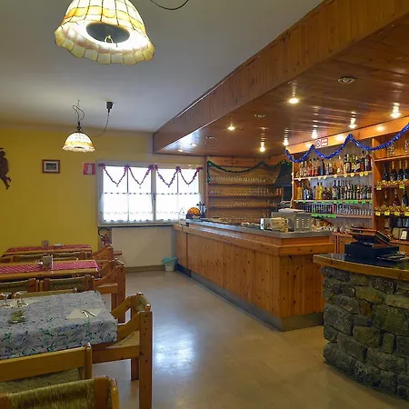 Mezzaluna מלון 3*