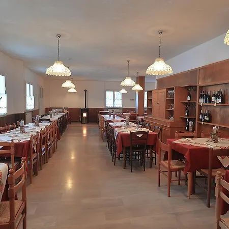 Mezzaluna מלון